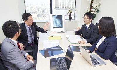 医学に精通した弁護士が在籍（弁護士 大月貴生 井内健雄 金﨑浩之 町永莉江子）